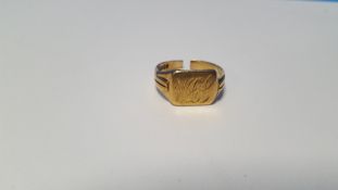 A 9 CT GOLD GENT'S INITIALLED RING (HAS BEEN CUT) 5.7 g