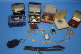A BOX OF COSTUME JEWELLERY TO INCLUDE BANGLES, BROOCHES ETC.