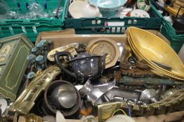 A BOX CONTAINING METALWARE TO INCLUDE VALOR BRASS FIRE FRONT, CAST IRON BARREL CANNON, PAIR OF