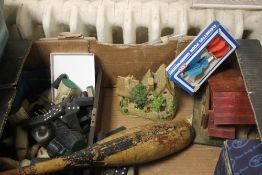 A TRAY OF ASSORTED ITEMS TO INCLUDE A CHESS SET, A JUGGLING CLUB, ETC. (TRAY NOT INCLUDED)