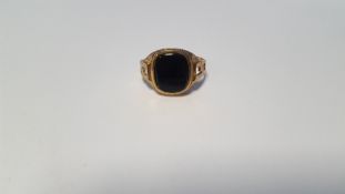 A 9 CT GOLD SMALL GENT'S ONYX RING 3.1 g, SIZE T