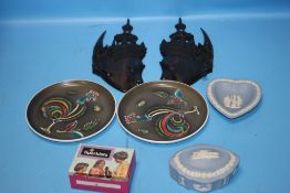 A SMALL QUANTITY OF COLLECTABLES TO INCLUDE TWO GLYN COLLEDGE DENBY PLATES, TWO PIECES OF WEDGWOOD