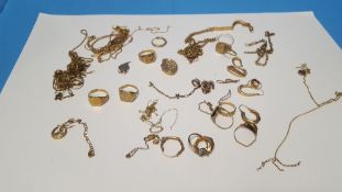 A QUANTITY OF GOLD AND YELLOW METAL TO INCLUDE RINGS, EARRINGS, NECKLACES, PENDANTS ETC. 81.2 g