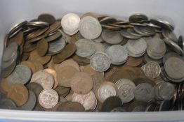 A TUB OF MIXED COINS TO INCLUDE SHILLINGS