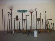A LARGE QUANTITY OF GARDEN TOOLS