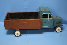 A VINTAGE HAND BUILT WOODEN TRUCK, ONE WHEEL A/F