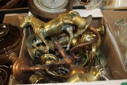 A TRAY OF METALWARE TO INCLUDE A BRASS HORSE