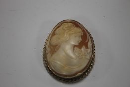 A 9 CT GOLD LARGE CAMEO BROOCH