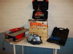 A SELECTION OF ELECTRICAL HAND TOOLS AND A TABLE TOP BENCH SAW TOGETHER WITH A WOODEN TOOL BOX