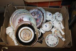A COLLECTION OF AYNSLEY VASES, PLATES ETC AND A SELECTION OF WALL PLATES INCLUDING CHOKIN 24 CT GOLD