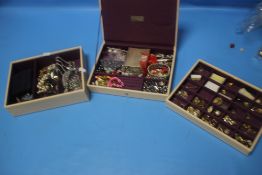 A QUANTITY OF COSTUME JEWELLERY TO INCLUDE BRACELETS, EARRINGS ETC.