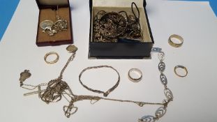 A QUANTITY OF SILVER AND WHITE METAL JEWELLERY TO INCLUDE RINGS AND NECKLACES