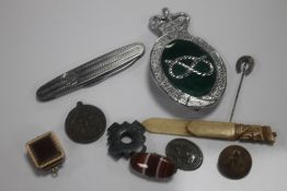A STAFFORDSHIRE AND STOKE-ON-TRENT CONSTABULARY HELMET PLATE AND A QUANTITY OF COLLECTABLES