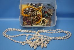 A COLLECTION OF COSTUME JEWELLERY TO INCLUDE A NECKLACE MADE FROM SEASHELLS