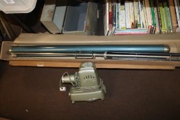 A CASED VINTAGE ALDIS PROJECTOR AND BOXED STARLIGHT PORTABLE SCREEN