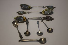 A COLLECTION OF SILVER SPOONS TO INCLUDE ENAMEL PORTRAIT TYPES AND SMALL SALT TYPES