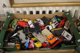 A TRAY OF DIECAST MAINLY CARS AND VANS BY CORGI, WELLY, MATCHBOX, BURAGO ETC. (TRAY NOT INCLUDED)