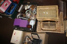 A TRAY OF SUNDRIES TO INCLUDE A SPONG VINTAGE MINCER TOGETHER WITH A COLLECTION OF WICKER BASKETS