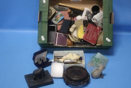 A TRAY OF COLLECTABLES TO INCLUDE A COMB, A KIWI MODEL, PEWTER CUFFLINKS ETC.