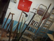 A QUANTITY OF GARDEN TOOLS INCLUDING TWO ALUMINIUM STEP LADDERS