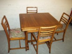 A 1930S OAK DRAW LEAF DINING TABLE SET WITH FOUR CHAIRS