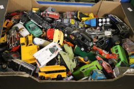A BOX OF MIXED DIECAST CARS AND VANS BY CORGI, MATCHBOX ETC. (TRAY NOT INCLUDED)