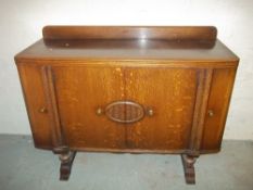 A 1920S OAK SIDEBOARD