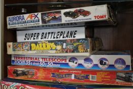 A QUANTITY OF BOXED GAMES TO INCLUDE TERRESTRIAL TELESCOPE, AN AORA MIDNIGHT RACER SET ETC. CONTENTS