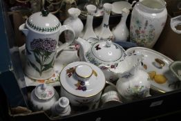 A BOX OF CHINA TO INCLUDE AYNSLEY, PORTMERION, ROYAL WORCESTER, AND WEDGWOOD