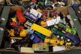 A BOX OF MIXED DIECAST VEHICLES BY CORGI, MATCHBOX AND SIKU (TRAY NOT INCLUDED)