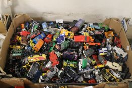 A BOX OF MIXED DIECAST VEHICLES BY MATCHBOX, CORGI, LLEDO, HOTWHEELS ETC. (TRAY NOT INCLUDED)