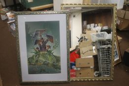 A GILT FRAMED MIRROR, 99 X 69 CM TOGETHER WITH A FRAMED PRINT OF TOADS (2)