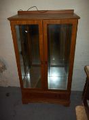 A VINTAGE / RETRO TEAK GLAZED MIRROR BACKED DISPLAY UNIT