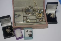 A COLLECTION OF COSTUME JEWELLERY