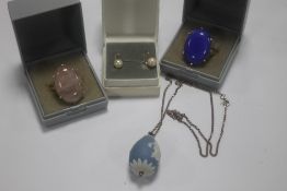 A WEDGWOOD PENDANT ON CHAIN TOGETHER WITH TWO SILVER RINGS AND A PAIR OF YELLOW METAL EARRINGS