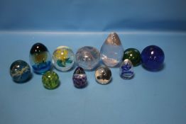 A COLLECTION OF GLASS PAPERWEIGHTS TO INCLUDE MEDINA