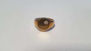 A 9 CT GOLD GENT'S RING 11.9 g