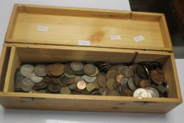 A QUANTITY OF BRITISH AND WORLD COINS
