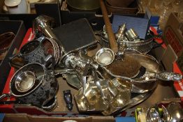 A TRAY OF SILVER PLATED METALWARE ETC. TO INCLUDE A PAIR OF WALKER AND HALL SILVER PLATED BASKETS,
