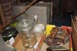 A COLLECTION OF ASSORTED SUNDRIES TO INCLUDE TWO CARVED WOODEN CUCKOO CLOCKS A/F, VINTAGE