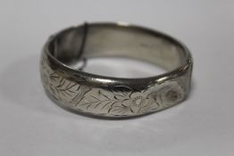 A HALLMARKED SILVER FLORALLY ENGRAVED BANGLE A/F - APPROX WEIGHT 26.8G