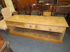 A LARGE ANTIQUE PINE LOW THREE DRAWER DRESSER H-59 W-178 D-58 CM