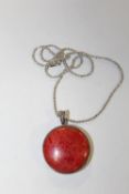 A STERLING SILVER POLISHED STONE PENDANT ON CHAIN - APPROX WEIGHT 24G