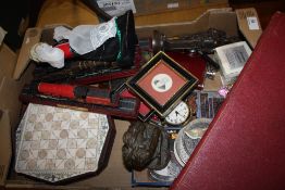A TRAY OF COLLECTABLES TO INCLUDE A HORN HANDLED CARVING SET, HEREDITIES STYLE FIGURES, CHESS SET