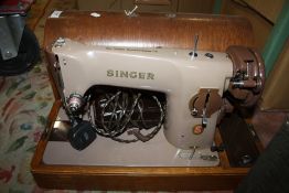 A VINTAGE CASED SINGER SEWING MACHINE