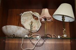 THREE VINTAGE BRASS TABLE LAMPS TO INCLUDE A ROMAN COLUMN SHAPED EXAMPLE, TOGETHER WITH A RETRO