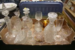 A TRAY OF ASSORTED GLASSWARE TO INCLUDE DECANTERS ETC