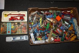 A QUANTITY OF VINTAGE DIE CAST TOY CARS AND VEHICLES TO INCLUDE DINKY, CORGI, LESNEY ETC.