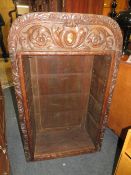 AN OPEN BOOKCASE WITH CARVED DETAIL W-72.5 CM A/F