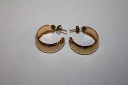 A PAIR OF 9 CARAT GOLD EARRINGS APPROX WEIGHT - 3G